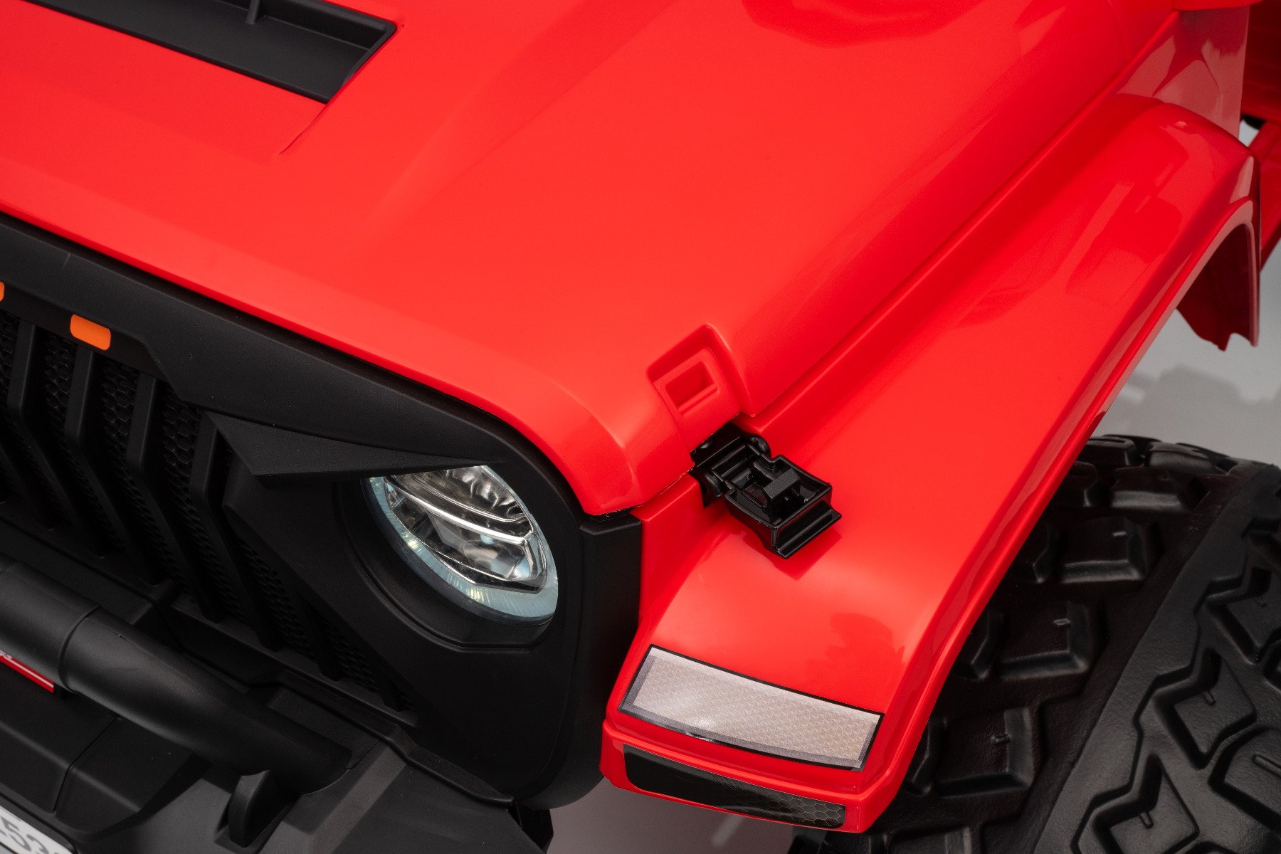 Nyitható motorháztető, LED világítás