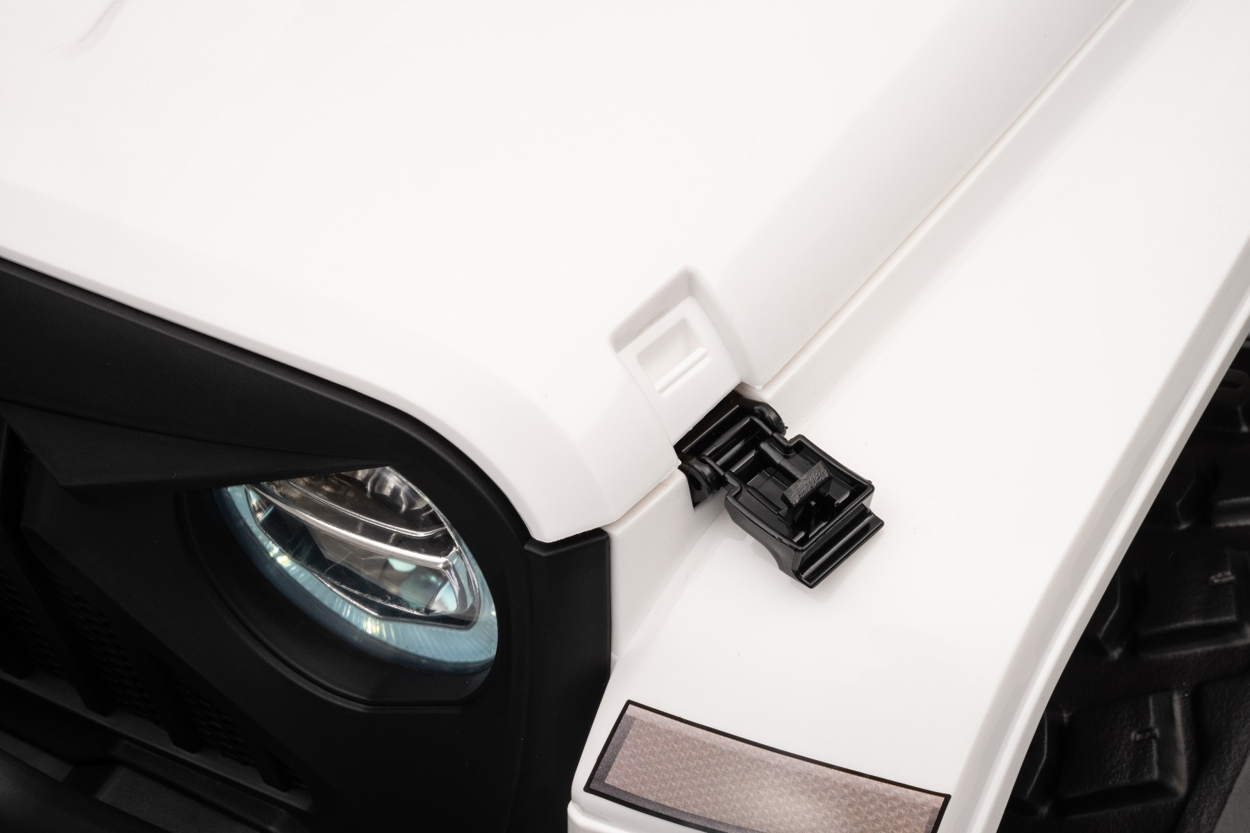 Nyitható motorháztető, LED világítás