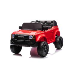 Elektromos kisautó Toyota Landcruiser 12V, piros színben, széles egyszemélyes ülés, 2,4 GHz távirányító, USB / AUX bemenet, Bluetooth, felfüggesztés, lítium akkumulátor, LED világítás, 2 x 25W motor, EREDETI licenc